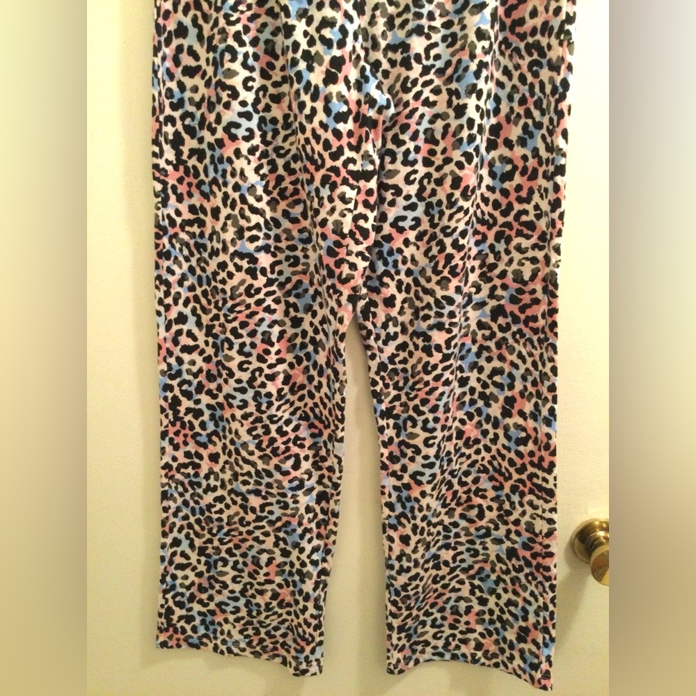 SO Black T-Shirt and Leopard Print Pajama Bundle - Picture 6 of 9